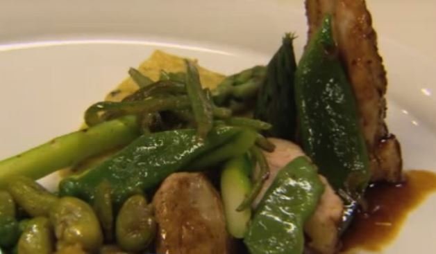 Parelhoen met groene asperges en tuinbonen