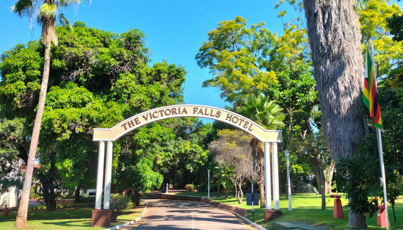 Genieten van een traditionele 'high tea' in The Victoria Falls Hotel in Zimbabwe