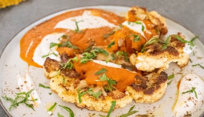 Bloemkoolsteak met tomatensaus