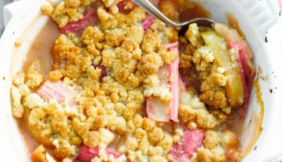 Knapperige crumble van rabarber, appel en gember