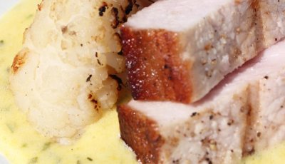 Varkensrug Duke of Berkshire met gegrilde bloemkool en béarnaise van pickles