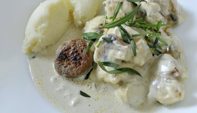 Kip met balletjes, champignons en polderpuree