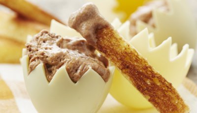 Chocolade-eitje gevuld met een koude sabayon en gekaramelliseerde soldaatjes